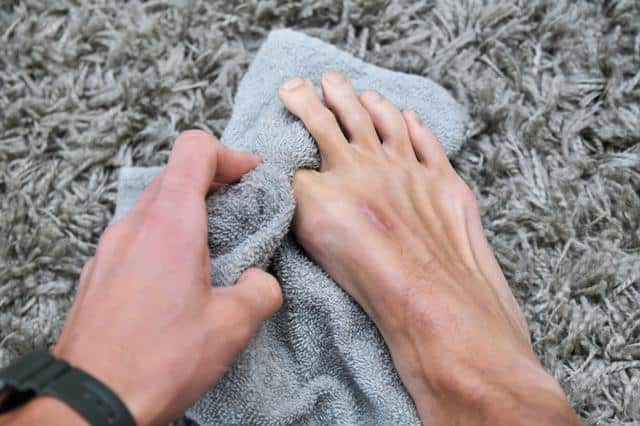 chaussuresonline-beauté-pieds-froid-hiver-serviette-sécher-bienêtre-tendance