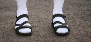 chaussuresonline-aeviter-fashionfauxpas-claquettes-chaussettes-été-printemps-nouvellecollection-tong-flipflop