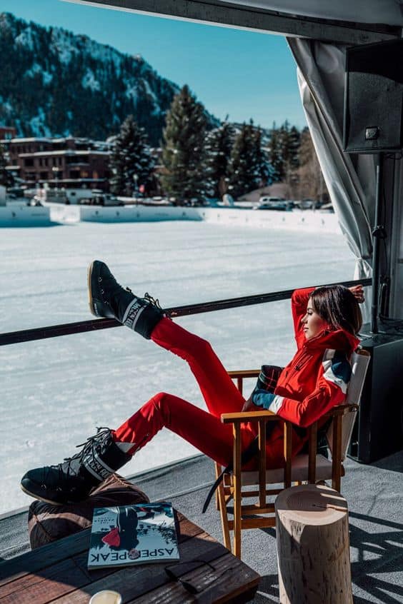 Outfit Moon boots et combinaison de ski tendance
