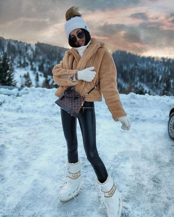 Outfit Moon boots et pantalon en simili cuir 