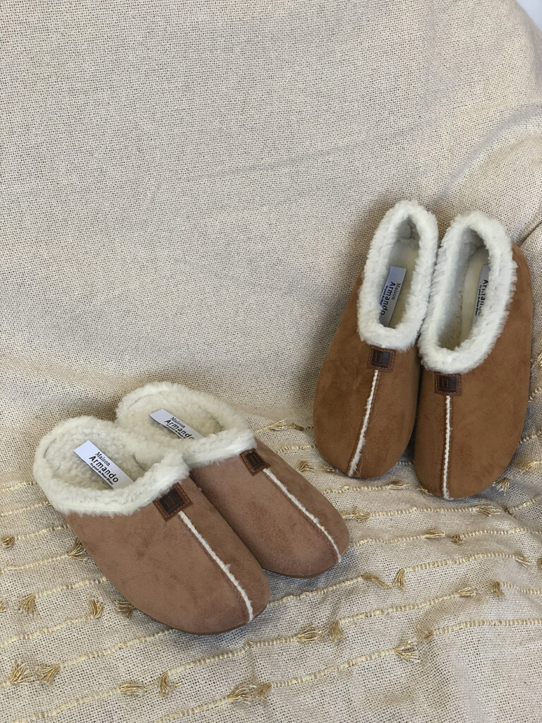 Maison Armando - mules et chaussons fermés camel