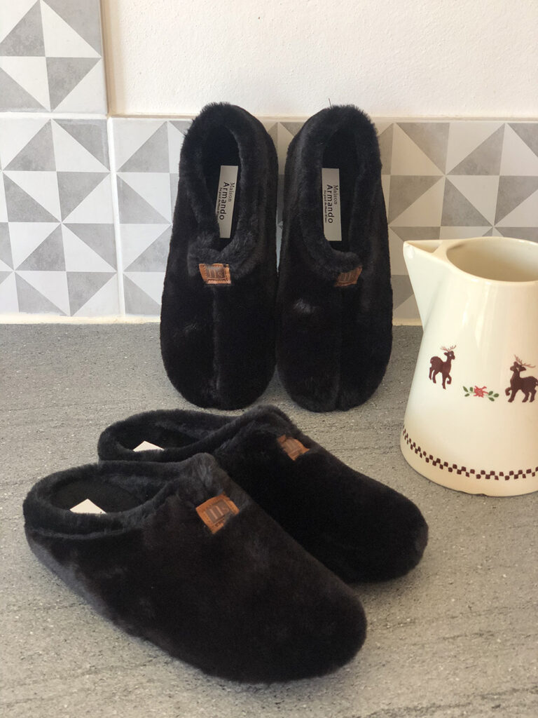 Maison Armando - mules et chaussons fermés noir
