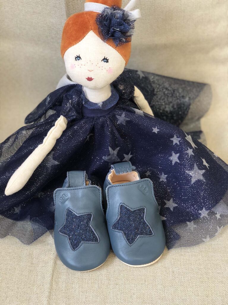Chaussons souple en cuir bleu de chez Easy Peasy