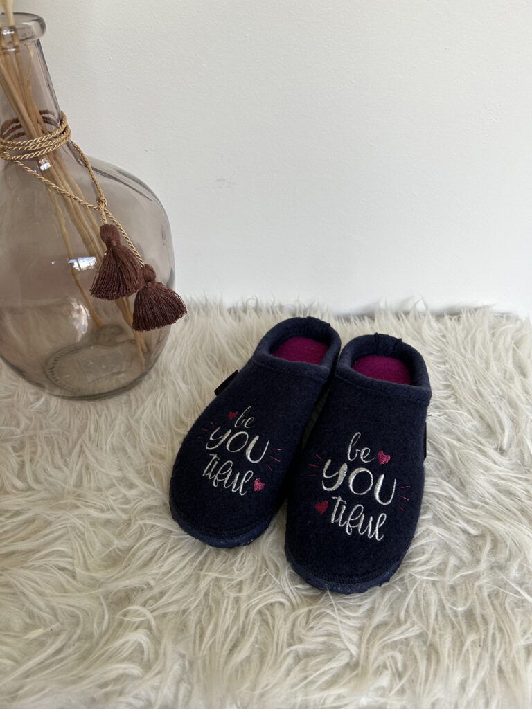 Chaussons chauds Giesswein pour femme bleue marine