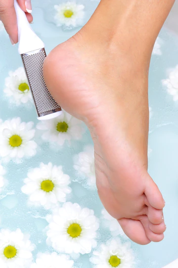 Femme frotte nettoie pied bien entretenu dans eau au moyen brosse acier compensation 186202 777 jpg