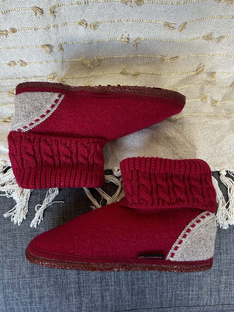 Les chaussons chaussettes Giesswein rouge
