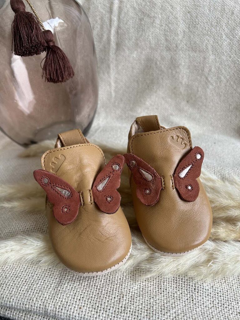 Chaussons marron Easy Peasy avec des papillons