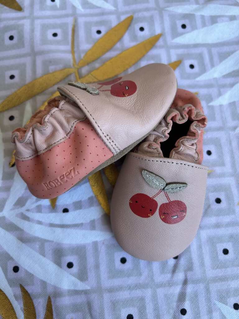 Chaussons Robeez pour fille. Rose avec des cerises