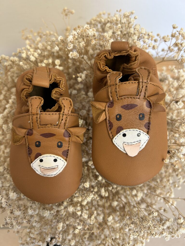 Chaussons Robeez pour garçon. marron avec des girafes