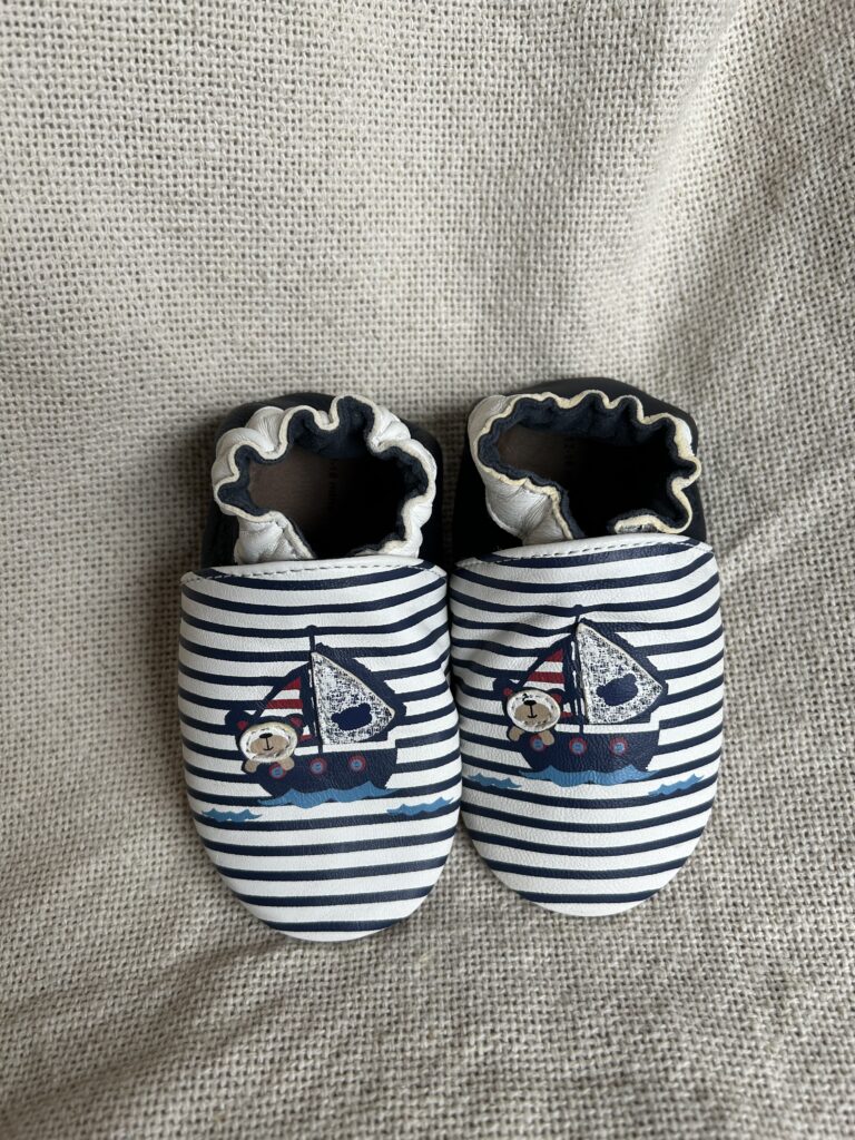 Chaussons Robeez pour garçon. Bleu avec des rayures 