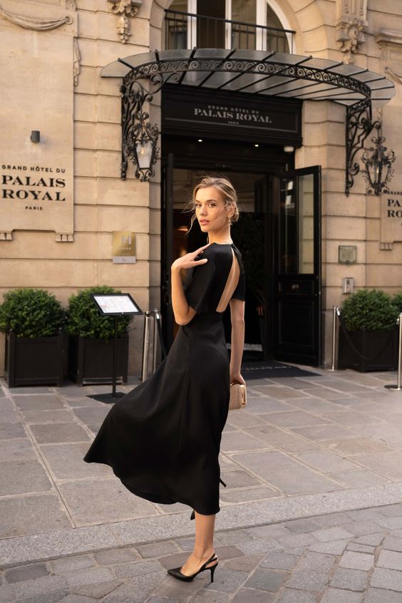 escarpins et trotteur avec une robe