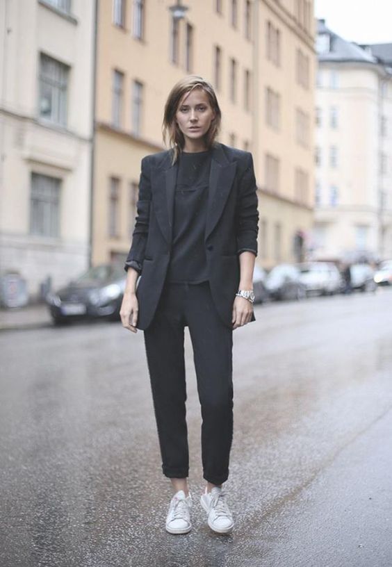 Tenue professionnelle avec des baskets