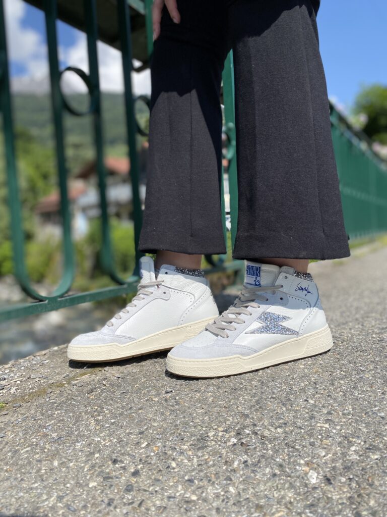 Les baskets blanches montantes