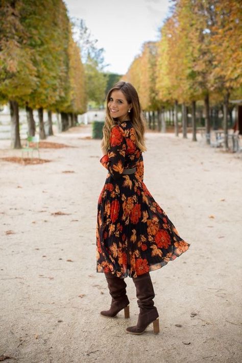 bottes marron et robes longues
