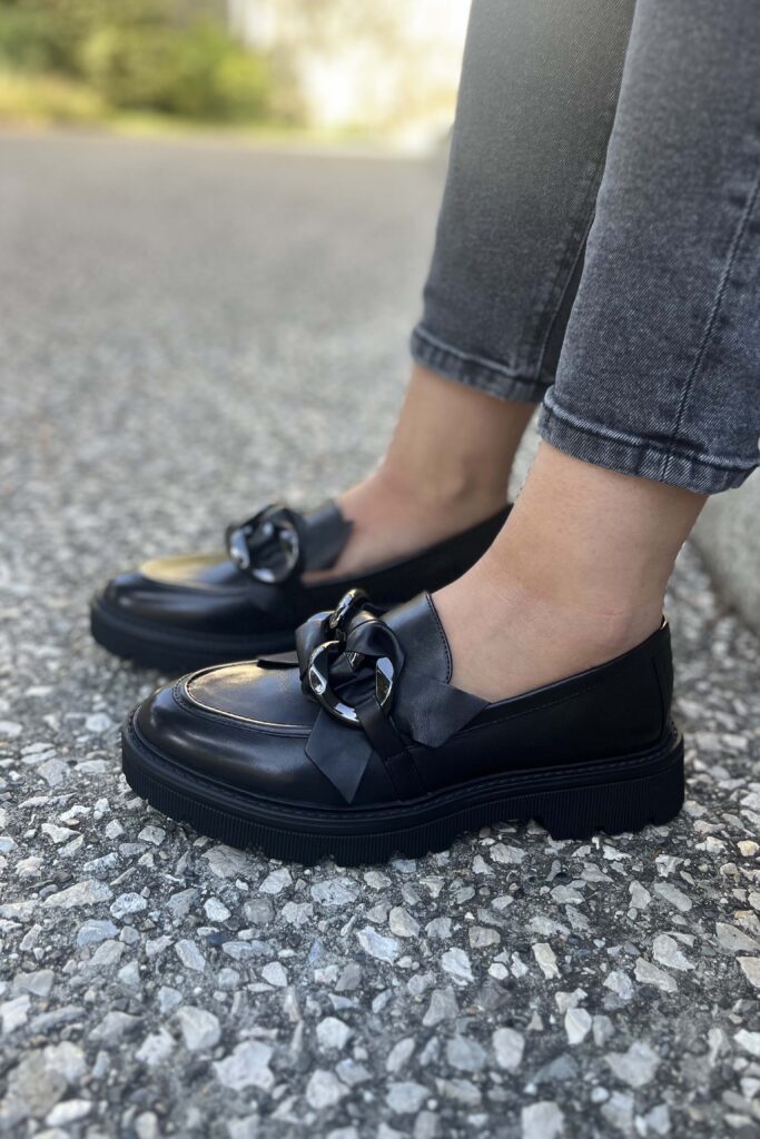 Mocassins femme noir dalia regarde le ciel
