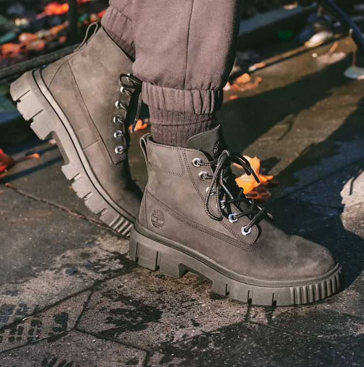 Bottine Timberland en daim noir femme