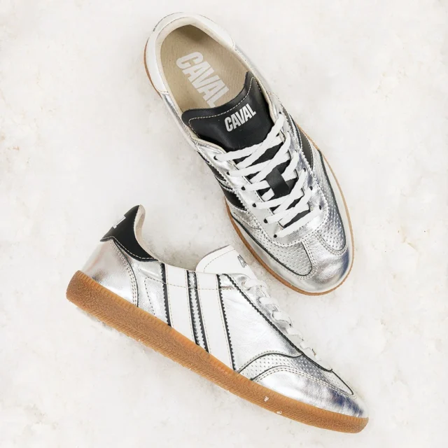 ✨ Brillez avec audace grâce aux Luna Titanium de Caval ! ✨
.
Inspirées du handball des années 90 et revisitées dans une version ultra moderne, ces sneakers argentées sont le parfait mix entre rétro-preppy et allure sportswear 👟⚡
.
Finition métallisée, bout golf, découpes croquet… chaque détail est pensé pour un style lumineux et affirmé, sans compromis sur le confort 💫
.
✨ Dispo du 37 au 41
✨ Réf : 6759106
.
🇫🇷 WWW.CHAUSSURESONLINE.COM
E-shop français au pays du Mont-Blanc
.
#caval #cavalshoes #sneakers #sneaker #sneakerhead #newcollection #nouvellecollection #chic #summervibe #summerstyle #mode #fashion