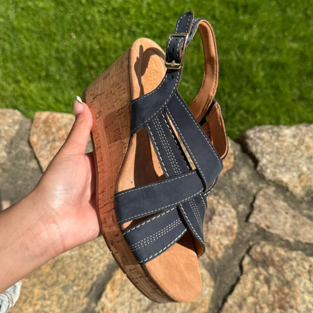 ✨ Super tendance cet été : le talon compensé ! ✨
.
La sandale Clarks en daim bleu marine joue la carte du chic naturel avec son talon en bois liégé ultra léger. Ses lanières croisées et la bride réglable assurent un maintien parfait, pour un confort qui dure toute la journée 💙 
.
Idéales pour un pique-nique entre amis, une balade au bord de l’eau ou une soirée d’été décontractée, ces sandales vont vite devenir vos incontournables ! 👡🌊
.
✨ Dispo du 36 au 41
✨ Réf : 8018501
.
🇫🇷 WWW.CHAUSSURESONLINE.COM
E-shop français au pays du Mont-Blanc
.
#nouvellecollection #clarksshoes #clarks #fashion #chic #summerstyle #summervibe #TendanceMode #newcollection #sandales #sandalseason #modefemme