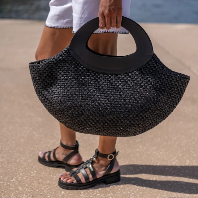 ✨ La sandale qui va faire sensation cet été ? C’est Tobo de Les Tropéziennes !
.
Cuir souple, semelle crantée, petit talon : le combo parfait pour arpenter les rues (ou les plages !) avec style et confort 👡💥 Une allure raffinée qu’on adore, twistée par ses trois brides qui subliment le pied en un clin d’œil.
.
Facile à enfiler, facile à assortir — elle matche avec tout : robe fluide, short en jean ou pantalon léger ☀️
.
Bref, c’est LA paire qu’on ne quittera plus de la saison. Prête à faire tourner les têtes ? 🌴✨
.
✨ Dispo du 36 au 41
✨ Réf : 5713401
.
🇫🇷 WWW.CHAUSSURESONLINE.COM
E-shop français au pays du Mont-Blanc
.
#nouvellecollection #fashion #SummerStyle #lestropeziennesparmbelarbi #lestropeziennes #sandales #mode #newcollection #chic #tendancemode #summerstyle #summervibe