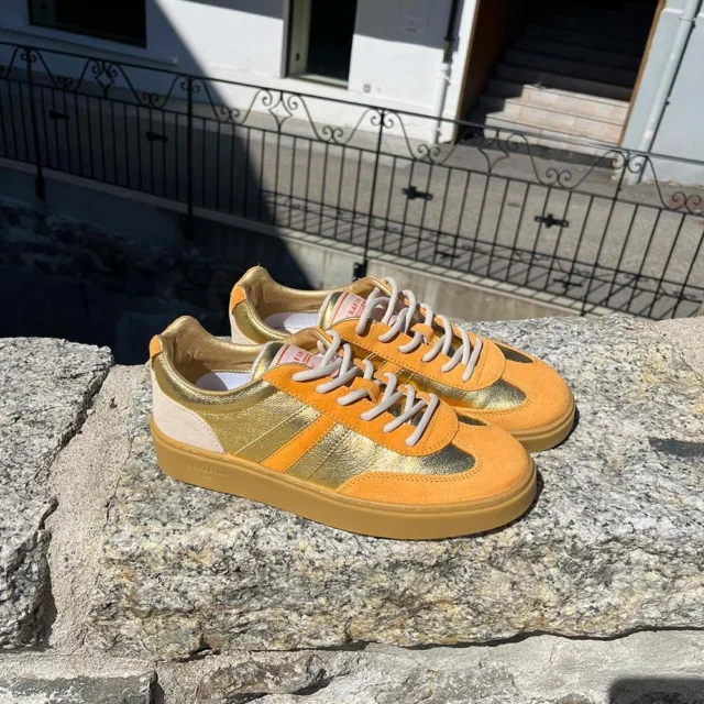 ✨ Faites entrer l’été dans votre look avec la basket Serafini ! ✨
.
Entre daim crème doux, cuir doré laminé éclatant et touche pastel orange, cette sneaker respire la fraîcheur et l’audace estivale 👟☀️
.
Sa semelle couleur miel vintage et sa languette dorée apportent cette note chic et solaire qui sublime toutes vos tenues estivales, du jean léger à la robe fluide 🌿
.
✨ Dispo du 36 au 40
✨ Réf : 6761501
.
🇫🇷 WWW.CHAUSSURESONLINE.COM
E-shop français au pays du Mont-Blanc
.
#serafini #weareserafini #serafinishoes #sneakers #sneaker #fashion #modefeme #summershoes #summervibe #summerstyle #newcollection #nouvellecollection