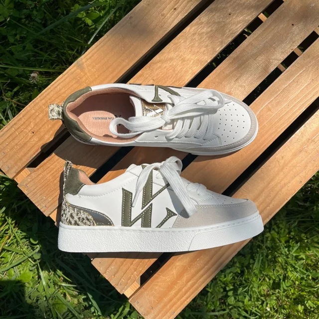 🍀 // L’été en Vanessa Wu // 🍀
.
✨ La basket JOYCE de Vanessa Wu, c’est le crush mode de l’été ! Un mix explosif pour un look qui en jette à chaque pas 🐆💫
.
Légère, respirante et ultra stylée, elle booste vos tenues en un clin d’œil. Jean décontracté ou robe vaporeuse, JOYCE fait briller tous vos looks estivaux ☀️👟💥
.
✨ Dispo du 36 au 40
✨ Réf : 5775801
.
🇫🇷 WWW.CHAUSSURESONLINE.COM
E-shop français au pays du Mont-Blanc 
.
#nouvellecollection #shoes #sneaker #modefemme #sneakers #venteenligne #tendancemode #sneakersaddict #vanessawu #vanessawu_officiel #modefemme