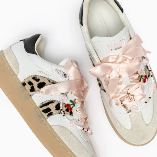 ✨ Entre chic urbain et vibes félines, cette basket Crime London a tout pour plaire !
.
On adore ses lacets en satin rose ultra glam et ses petits bijoux qui font toute la différence 💖🐆
.
Cuir blanc frais, imprimé léopard et confort à l’italienne pour flâner stylée sous le soleil 🌸
.
✨ Dispo du 36 au 41
✨ Réf : 6763801
.
🇫🇷 WWW.CHAUSSURESONLINE.COM
E-shop français au pays du Mont-Blanc 
.
#nouvellecollection #shoes #modefemme #summer2025 #chaussures #tendancemode #summer #Mode #tendancemode #CrimeLondon #Sneakers #sneakersaddict