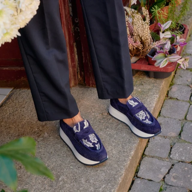 💙 Un vent de fraîcheur et d’élégance souffle sur vos looks d’été avec ce mocassin Softwaves en daim marine !
.
Broderies fleuries, découpes aérées, semelle bicolore stylée… et un confort qui vous suit partout 🌸
.
Chic, léger, et prêt à faire tourner les têtes ☀️
.
✨ Dispo du 36 au 40
✨ Réf : 8087002
.
🇫🇷 WWW.CHAUSSURESONLINE.COM
E-shop français au pays du Mont-Blanc 
.
#nouvellecollection #shoes #modefemme #summer2025 #tendancemode #summer #mode #softwaves #newcollection2025 #loafers #mocassins #chaussures