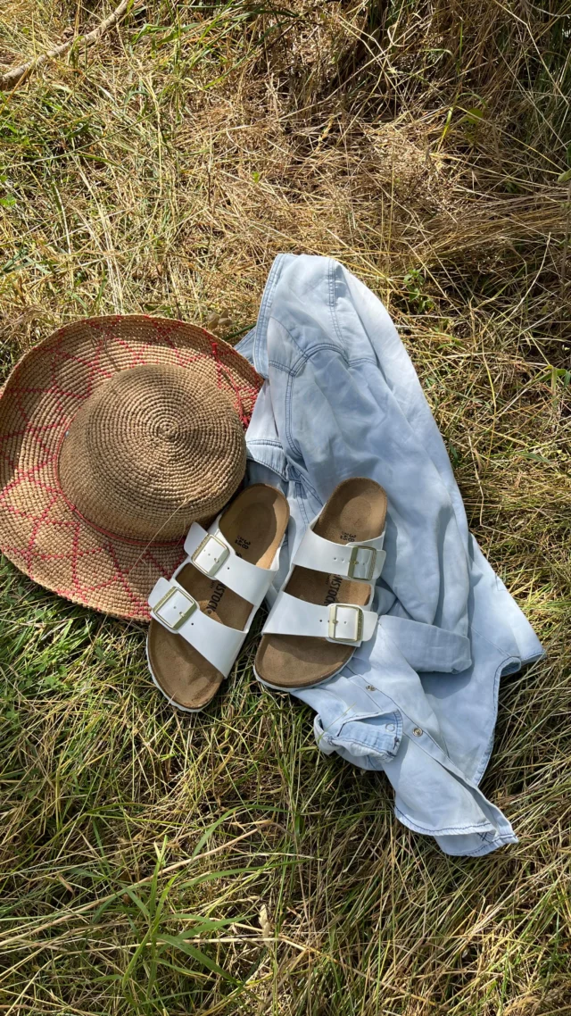 Birkenstock season ☀️
. L’été est enfin là — on l’attendait avec impatience pour ressortir nos Birk et profiter des longues journées au soleil ⛱️
. Balades en bord de mer, terrasses entre amis, vacances en liberté... vos indispensables sont prêts 😍
. À enfiler sans y penser, à garder tout l’été 😎
.
Découvrez toute la collection Birkenstock sur notre site www.chaussuresonline.com ✨
.
.
.
#modefemme #shoes #tendancemode #chaussuresonline #mode #nouvellecollection #venteenligne #birkenstocks #birk #birkenstock #sandal #sandalseason #summer #summervibes☀️