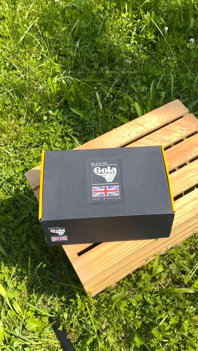 🌞 Osez la couleur cet été avec les Gola Superslam Blaze Cerise ! 🌈
.
Envie d’un look qui claque sans en faire trop ? Ces baskets rétro-chic signées Gola sont là pour électriser vos tenues estivales ! ✨
.
💥 Pourquoi on les adore ? 👉 Un combo ultra stylé : le Terracotta chaud et naturel se mêle aux accents Cerise peps pour un twist coloré irrésistible. 👉 Vibe 70s affirmée : silhouette chunky, semelle épaisse, cuir blanc premium... le tout dans un confort total, du matin au soir. 👉 Une touche d’héritage britannique avec une vraie modernité dans le design.
.
Retrouvez toute la collection Gola sur notre site internet : https://www.chaussuresonline.com ✨
.
.
.
#modefemme #tendancemode #shoes #chaussuresonline #mode #nouvellecollection #sneakers #chaussures #chaussuresfemme #gola #summer #summervibes☀️