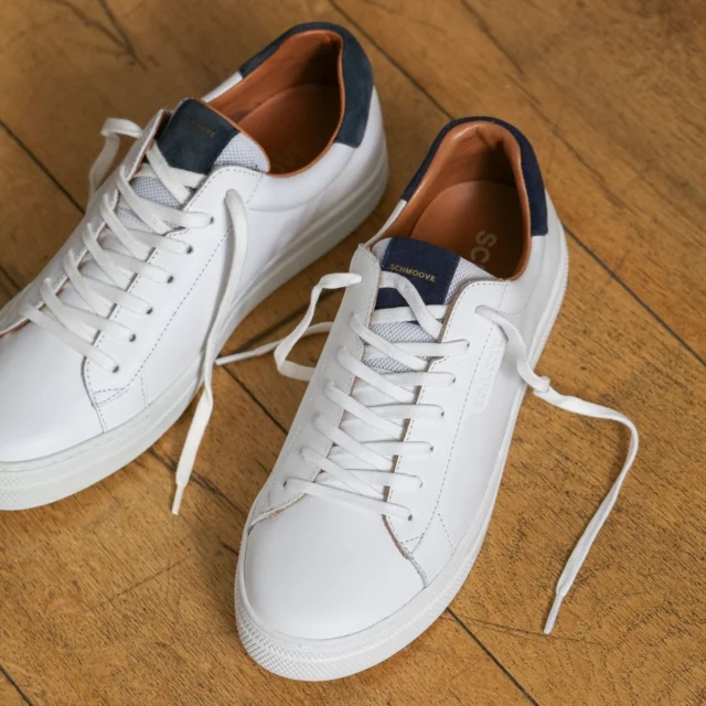 Messieurs, la sneaker blanche parfaite pour cet été, c’est la Spark Clay de Schmoove ! 👟
.
Un cuir blanc ultra élégant, des touches bleu velours 💙 qui donnent du caractère, et un confort de folie pour vous accompagner du matin au soir ☀️
.
Durable, stylée et fabriquée au Portugal avec soin, elle s’adapte à toutes vos envies, du jean cool au chino chic 🔥
.
✨ Dispo du 40 au 42 puis en 45
✨ Réf : 8032201
.
🇫🇷 WWW.CHAUSSURESONLINE.COM
E-shop français au pays du Mont-Blanc 
.
#nouvellecollection #shoes #summer2025 #tendancemode #Mode #modehomme #summer #schmoove #sneakers #whitesneakers #sneakersaddict #chic
