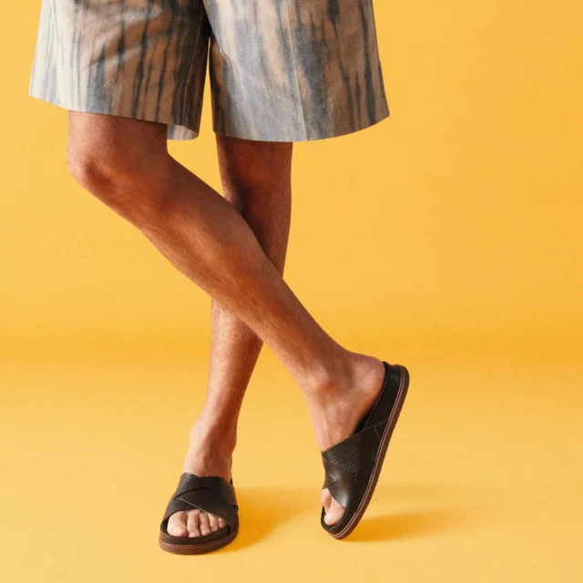 ☀️ Prêt pour l’été ? Cette sandale Clarks en cuir marron est le compagnon parfait pour vos journées ensoleillées
.
Confortable et stylée, elle vous suit partout — des balades en ville aux apéros en terrasse 🤎
.
Classe et détente garanties, pieds au frais et look impeccable ! ✨
.
✨ Dispo du 41 au 45
✨ Réf : 8015301
.
🇫🇷 WWW.CHAUSSURESONLINE.COM
E-shop français au pays du Mont-Blanc 
.
#nouvellecollection #clarksoriginals #clarksshoes #sandales #SandalSeason #shoes #summer2025 #summer #Mode #tendancemode #modehomme #tendancehomme