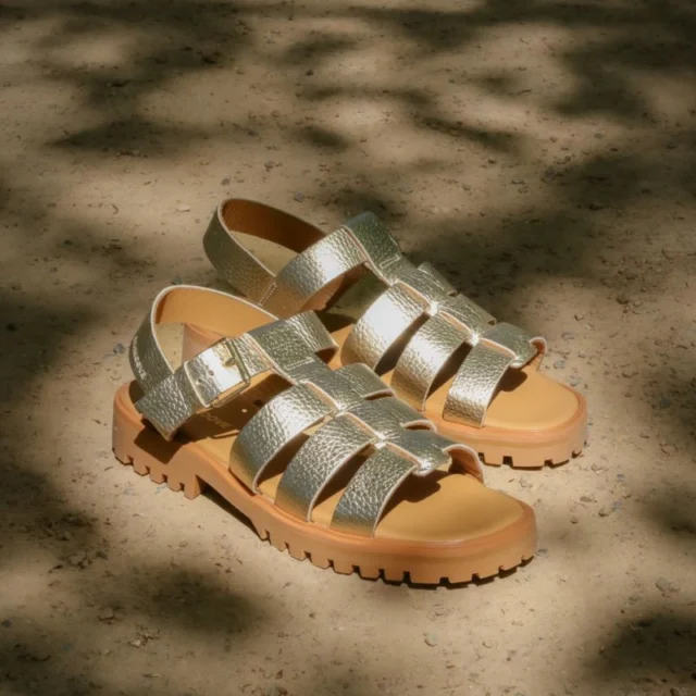 ☀️ Coup de cœur doré de l’été ! ☀️
.
Avec son cuir laminé brillant et sa silhouette façon spartiate, cette sandale Schmoove n’est pas là pour passer inaperçue 💛
.
✨ Pourquoi on l’adore ?
 - Pour ses lanières dorées qui habillent le pied avec élégance
 -  Pour sa semelle camel crantée qui casse le côté trop lisse et ajoute du caractère
 -  Parce qu’elle mixe chic et confort sans fausse note
.
💫 Que vous soyez en robe bohème, en short en jean ou en jupe fluide, elle illumine vos looks et vous suit du matin jusqu’au coucher du soleil !
.
✨ Dispo du 37 au 40
✨ Réf : 8032801
.
🇫🇷 WWW.CHAUSSURESONLINE.COM
E-shop français au pays du Mont-Blanc 
.
#nouvellecollection #sandalseason #shoes #modefemme #chaussures #TendanceMode #sandals #mode #sandales #schmoove #schmooveshoes
