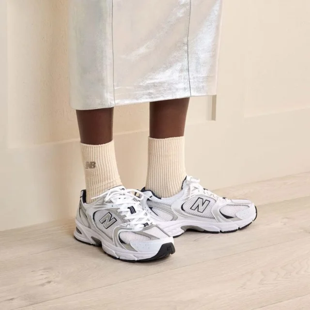 👟 // New Balance 530 // 👟
.
La sneaker indémodable et tendance qu’on aime ressortir été après été ☀️
.
Un look rétro 2000’s pile dans l’air du temps, une silhouette légère en mesh respirant, et ce petit twist sporty chic qui booste n’importe quelle tenue 💥
.
✨ À matcher avec une robe fluide, un short en jean ou un pantalon loose pour un style effortless mais toujours stylé.
.
✨ Dispo du 38.5 au 44
✨ Réf : 7333201
.
🇫🇷 WWW.CHAUSSURESONLINE.COM
E-shop français au pays du Mont-Blanc 
.
#nouvellecollection #shoes #sneaker #modefemme #sneakers #modefemme #sneakers #chaussures #TendanceMode #mode #sneakercommunity #newbalance #newbalancelifestyle