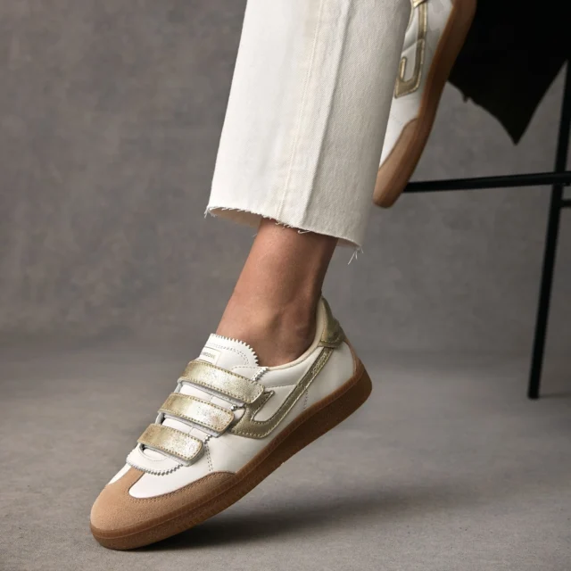 ✨ Gold vibes & comfy stride ✨
.
Cap sur l’été avec la Shieffield Jogger de Schmoove : une basket au look frais, chic et un brin rétro qu’on adore porter dès les premiers rayons ☀️
.
Mention spéciale pour le scratch doré qui donne un coup de pep’s à nos looks et assure un confort express au quotidien 👟💛
.
Avec une robe fluide, un pantalon en lin ou un total look blanc… elle sublime tout sans effort !
.
✨ Dispo du 36 au 40
✨ Réf : 8032902
.
🇫🇷 WWW.CHAUSSURESONLINE.COM
E-shop français au pays du Mont-Blanc 
.
#nouvellecollection #shoes #sneaker #modefemme #sneakers #venteenligne #summer2025 #summervibes #sneakersaddict #tendancemode #schmooveshoes #schmoove